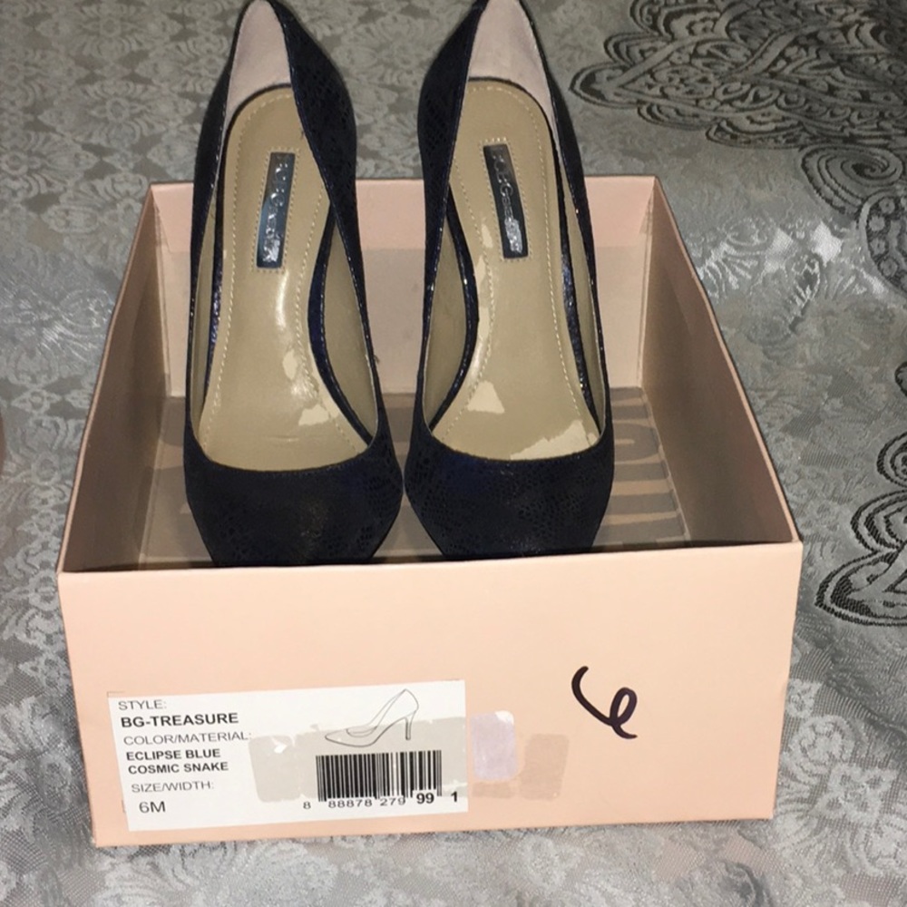 BCBG FAIRLY NEW NAVY PUMPS